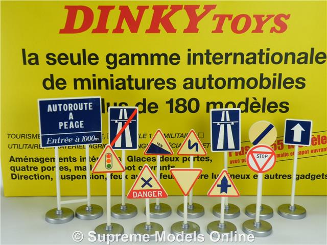 DINKY TOYS ROAD SIGN GIFTSET 1:43 SIZE 593 ATLAS MOTORWAY DISPLAY LAYOUT T3Z
