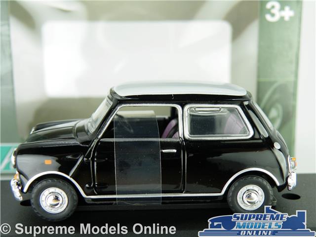 Mini Cooper Voiture Modèle Austin Morris échelle 1:43 noir//blanc toit CARARAMA K8